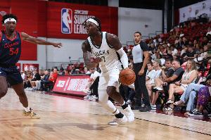 AG真人百家乐-效率相当可以！利文斯顿12中7&amp;三分6中3得18分3板2助