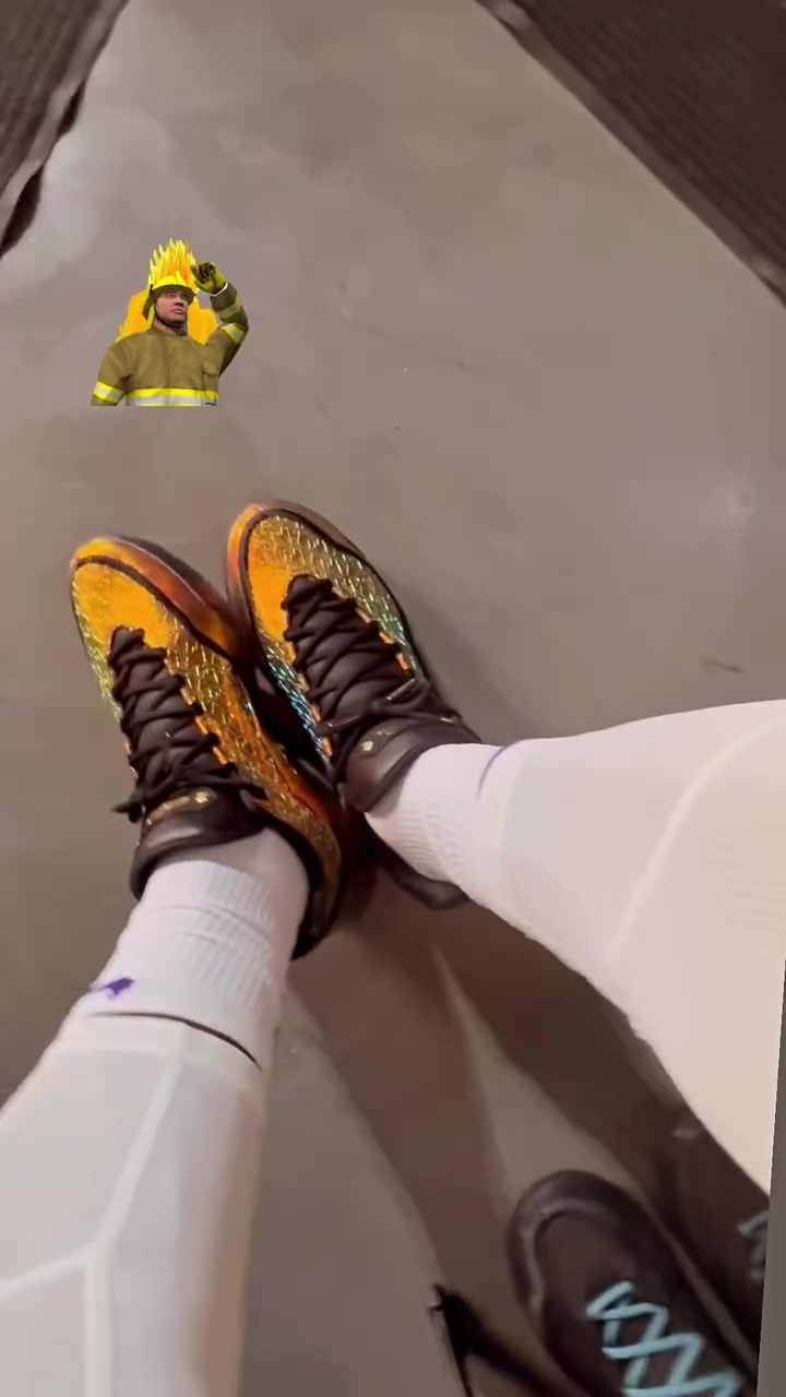 AG百家乐-你喜欢吗？詹姆斯自拍上脚最新黄金配色款詹23代战靴👟