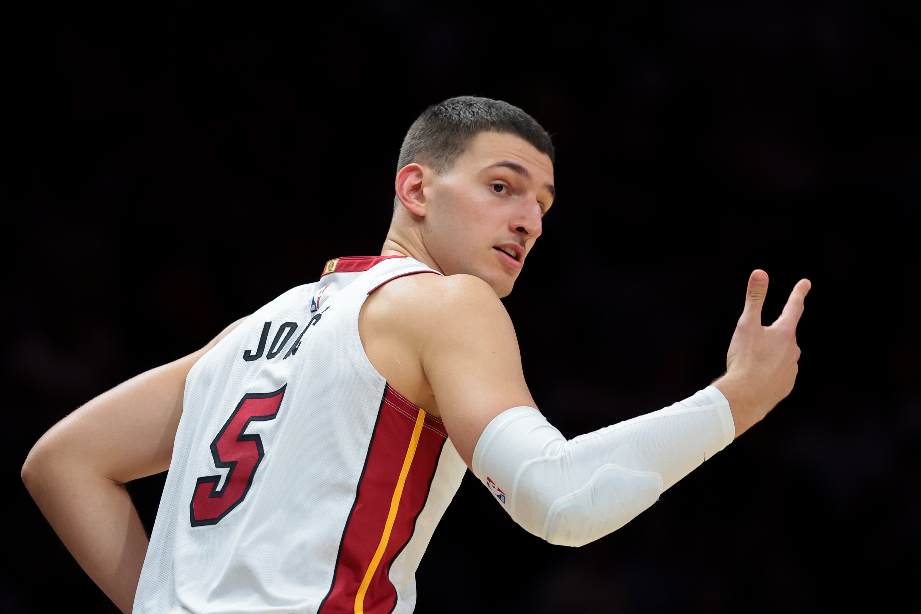 AG真人百家乐-三分7中1！斯波：希望约维奇打得更果断更有自信 必须展现出韧性